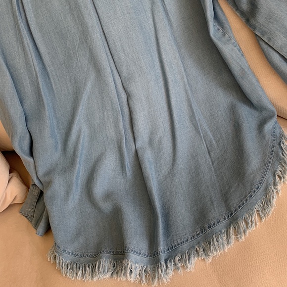 Chambray shirt with two pockets and fringe at bottom! - Picture 5 of 8